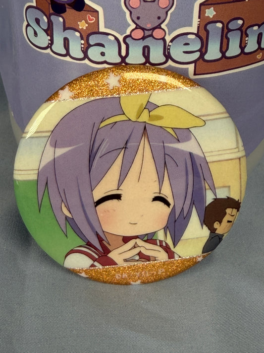 Tsukasa Hiiragi Smiling Glitter Badge Pin Lucky Star Anime Scene